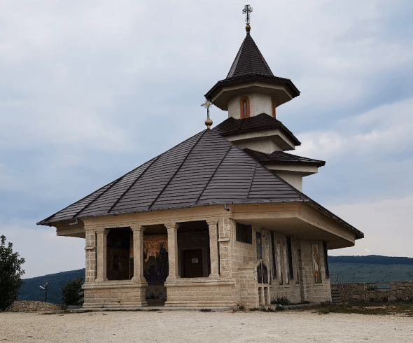 Biserica dintr-o piatra - Năeni - CJ