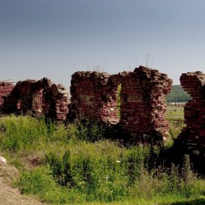 ruinele zidului ce inconjurat schitul berca